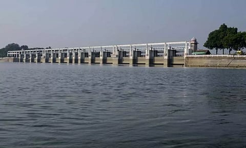 வெயிலின் தாக்கத்தில் நீர் வீணாவதை தடுக்க சோழவரம் ஏரியில் இருந்து புழலுக்கு தண்ணீர் திறப்பு