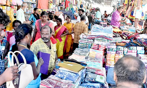 ஆந்திரா-கர்நாடகா மாநில வியாபாரிகள் குவிந்தனர்