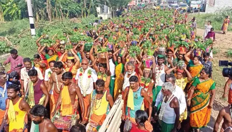 சேலம் மாவட்டம் எடப்பாடி அருகே உள்ள ஆலச்சம்பாளையம் காட்டூர் பாலதண்டாயுதபாணி சாமி கோவில் விழாவை முன்னிட்டு ஆயிரக்கணக்கான பக்தர்கள் கல்வடங்கம் காவிரியில் இருந்து புனித தீர்த்தம் எடுத்து வந்தனர்.