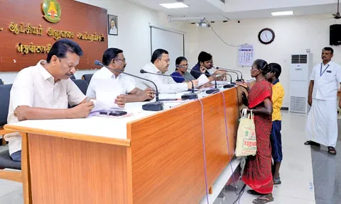 கலெக்டர் ரவிச்சந்திரன் பொதுமக்களிடம் மனுவை பெற்று கொண்ட காட்சி.