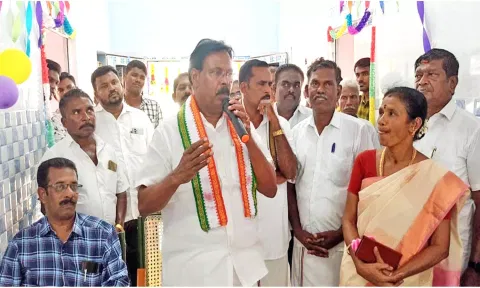 மூலைக்கரைப்பட்டி அரசு ஆரம்ப சுகாதார நிலையத்தில் மருத்துவ சேவையை தொடங்கி வைத்து ரூபி மனோகரன் எம்.எல்.ஏ. பேசிய போது எடுத்தபடம்.