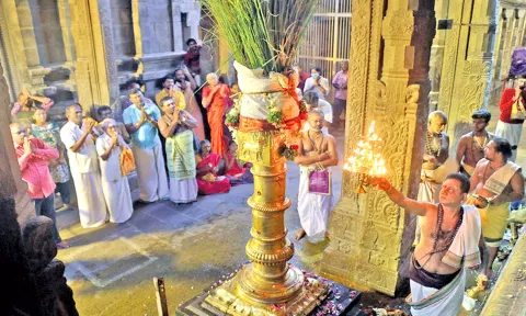 விநாயகர் திருவிழா கொடியேற்றத்தைதொடர்ந்து, கொடி மரத்திற்கு தீபாராதனை காட்டிய போது எடுத்தபடம்.