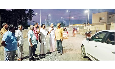புதிய ரெயில்வே மேம்பாலத்தை தங்கபாண்டியன் எம்.எல்.ஏ. ஆய்வு செய்தார்.