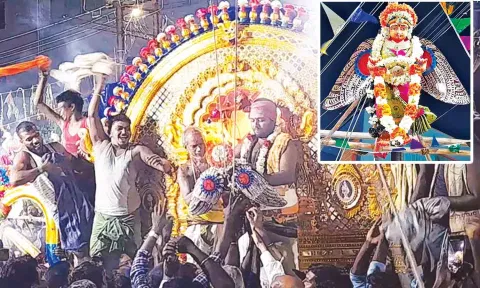 கரந்தை கருணாசாமி கோவிலில் பொம்மை பூப்போடும் நிகழ்ச்சி நடந்தது.&nbsp;