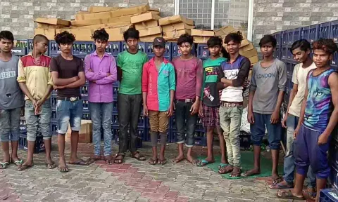 மீட்கப்பட்ட குழந்தை தொழிலாளர்களை படத்தில் காணலாம்.