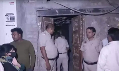 டெல்லியில் மரப்பெட்டிக்குள் இறந்து கிடந்த 2 குழந்தைகள்- போலீஸ் விசாரணை