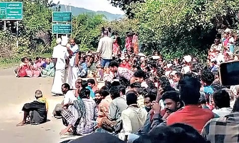 அரிசி கொம்பன் யானையை கொண்டு வர வலியுறுத்தி சின்னக்கானல் கிராம மக்கள் போராட்டம் நடத்தினர்.