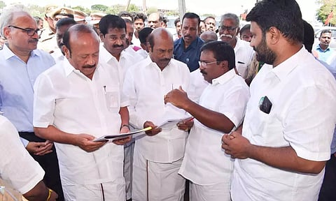 புதுவை எதிர்கட்சி தலைவர் சிவா தலைமையில் தமிழக அமைச்சர்களிடம் மனு அளித்த காட்சி.