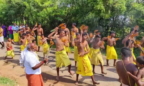 இளைஞர்கள் பக்திபரவசத்துடன் கத்தியால் உடலில் அடித்துக் கொண்டு அம்மனுக்கு நேர்த்திக்கடன் செலுத்திய காட்சி.