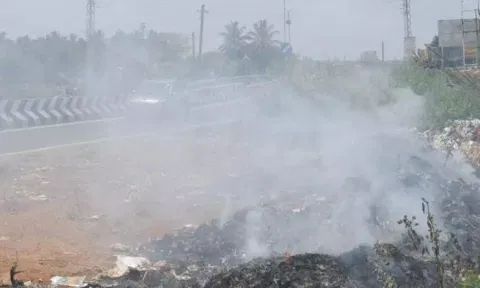 அரியலூர்-பெரம்பலூர் சாலையில் குப்பைகளை எரிப்பதால் வாகன ஓட்டிகள் அவதி