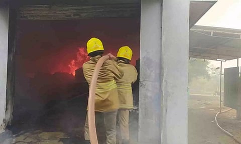 தீயணைப்பு துறையினர் தீயை அணைக்கும் பணியில் ஈடுபட்ட காட்சி.