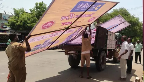 வேலூர் தேர்வு நிலை பேரூராட்சி பகுதிகளில் வைக்கப்பட்டிருந்த விளம்பர பிளக்ஸ் பேனர்களை ஊழியர்கள் அகற்றிய போது எடுத்த படம்.