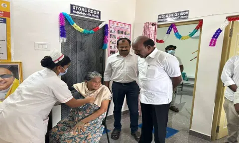கள்ளக்குறிச்சி நகர் புற நல வாழ்வு மையத்தில் அமைச்சர் மா.சுப்பிரமணியன் நோயாளிகளிடம் சிகிச்சை குறித்து கேட்டறிந்த காட்சி.&nbsp;