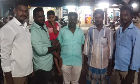 பண்ருட்டியில் சாலையில் சுற்றித் திரிந்த குழந்தை பெற்றோரிடம் ஒப்படைக்கப்பட்ட காட்சி.