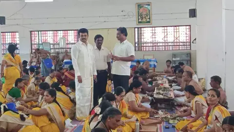 உண்டியல் எண்ணும் பணியை கோவில் அறங்காவலர் குழு தலைவர் அருள் முருகன் பார்வையிட்ட போது எடுத்த படம். அருகில் கோவில் இணை ஆணையர் கார்த்திக்,உதவி ஆணையர் சங்கர், அறங்காவலர் குழு தலைவரின் நேர்முக உதவியாளர் செந்தமிழ் பாண்டியன் ஆகியோர் உள்ளனர்.