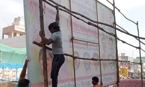 பொன்னேரி நகராட்சி பகுதியில் அனுமதியின்றி வைக்கப்பட்ட பேனர்கள் அகற்றம்- அதிகாரிகள் எச்சரிக்கை