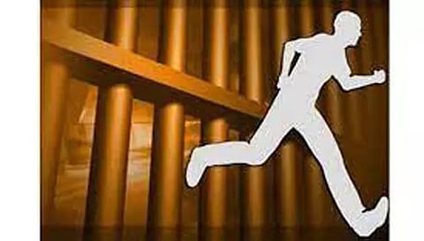 மோட்டார் சைக்கிள் திருட்டு வழக்கில் விசாரணைக்கு அழைத்து வரப்பட்ட வாலிபர் போலீஸ் நிலையத்தில் இருந்து தப்பி ஓட்டம்