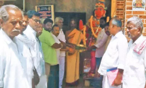 ஆஞ்சநேயர் கோவிலில் சத்தியம் செய்ய பயந்து மாடியில் நகைகளை வீசி சென்ற திருடர்கள்