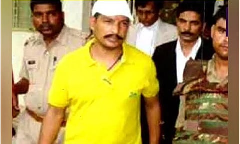 லக்னோவில் துணிகரம் - பிரபல தாதாவின் நெருங்கிய உதவியாளர் கோர்ட்டு வளாகத்தில் சுட்டுக்கொலை