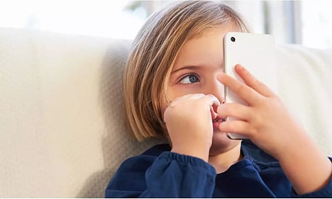 அதிக நேரம் செல்போன் பார்க்கும் குழந்தைகளுக்கு வரும் கண் பிரச்சனை