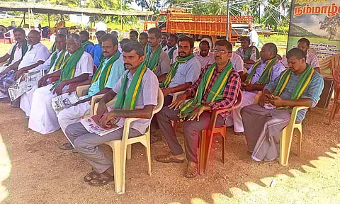 கீழ்பவானி வாய்க்காலில் கான்கிரீட் தளம் அமைக்க எதிர்ப்பு- விவசாயிகள் காலவரையற்ற உண்ணாவிரதம் 2-வது நாளாக நீடிப்பு