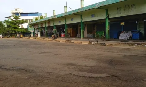 பேருந்துகள் வந்து செல்லாததால் வெறிச்சோடி காணப்படும் ஆலங்குடி பேருந்து நிலையம்