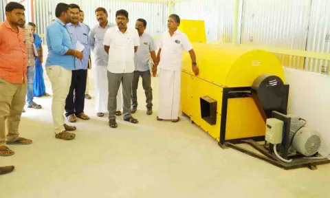 வளா்ச்சித் திட்டப் பணிகளை கலெக்டர்  தா.கிறிஸ்துராஜ் நேரில் பாா்வையிட்டு ஆய்வு செய்த காட்சி.