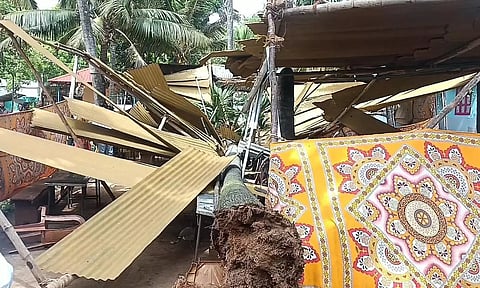 மணவாளக்குறிச்சி அருகே கோவில் பந்தலில் பனை மரம் விழுந்து 4 பேர் படுகாயம்
