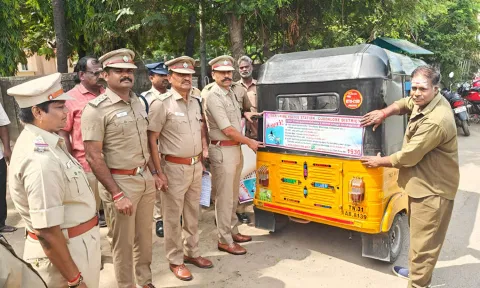 கடலூரில் மாவட்ட போலீஸ் சூப்பிரண்டு ராஜாராம் இணையவழி குற்றங்களை தடுக்கும் விதமாக ஆட்டோவில் விழிப்புணர்வு பதாகைகளை ஒட்டி தொடங்கி வைத்தார்.&nbsp;