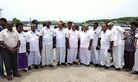 தேங்காய்திட்டு துறைமுகம் தூர்வாரும் பணி அமைச்சர் லட்சுமிநாராயணன் தொடங்கி வைத்தார். அருகில் எம்.எல்.ஏ.க்கள் கென்னடி, பாஸ்கர் உள்ளனர்.