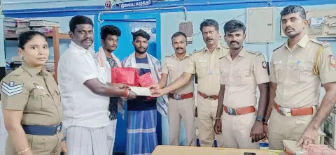 ஏ.டி.எம். எந்திரத்தில் போலீஸ் ஏட்டு விட்டு சென்ற பணத்தை திரும்ப ஒப்படைத்த வாலிபர்கள்.
