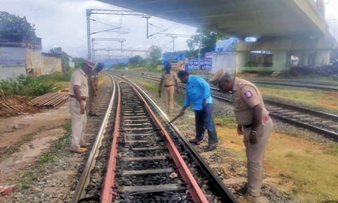 ரெயில்வே தண்டவாள பகுதியில் கண்காணிப்பு பணியில் ஈடுபட்டுள்ள ரெயில்வே போலீசார்.