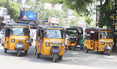 மதுரையில் சாலை விதிகளை பின்பற்றாத ஷேர் ஆட்டோக்கள்