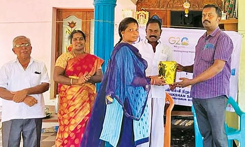 ரங்கோலி போட்டியில் வெற்றி பெற்றவர்களுக்கு பரிசு வழங்கப்பட்டது.&nbsp;
