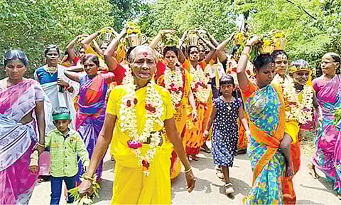 &nbsp;பக்தர்கள் பால் குடம் சுமந்தும் காவடி எடுத்தும் அழகு குத்தியும் நேர்த்திக்கடன் செலுத்தினர்.