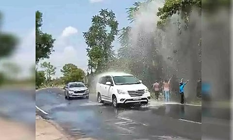 நீர்வீழ்ச்சி போல தண்ணீர் வெளியேறிய காட்சி.&nbsp;