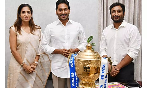 ஆந்திர முதல் மந்திரியிடம் ஐபிஎல் கோப்பையை காண்பித்து மகிழ்ந்த அம்பதி ராயுடு