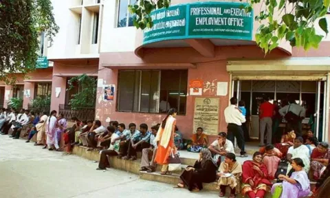 தமிழகம் முழுவதும் அரசு பணிக்காக 66 லட்சத்து 71 ஆயிரம் பேர் காத்திருப்பு