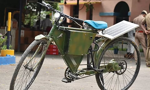ஜெயிலில் சோலார் பேனல் மூலம் இயங்கும் இ-சைக்கிளை உருவாக்கிய தண்டனை கைதி