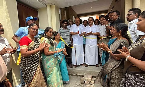 அங்கன்வாடி மையத்தில் குளியல் அறை வசதியை கென்னடி எம்.எல்.ஏ. தொடங்கி வைத்த காட்சி.