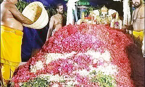 நாகலாபுரம் வேத நாராயணசாமி கோவிலில் புஷ்ப யாகம்