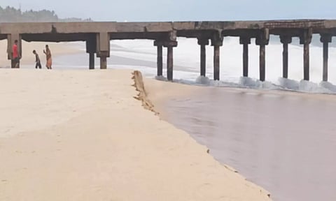 குளச்சலில் திடீர் கடல் சீற்றம் கடலரிப்பு பகுதியில் உருவான மணல் திட்டு