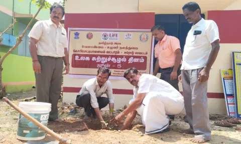 சுற்றுச்சூழல் தினத்தை முன்னிட்டு மரக்கன்று நடப்பட்ட போது எடுத்த படம்.