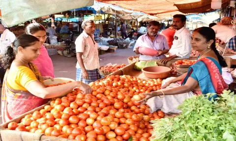 ஈரோடு பெரிய மார்க்கெட்டில் தக்காளி வியாபாரம் நடந்த போது எடுத்த படம்.