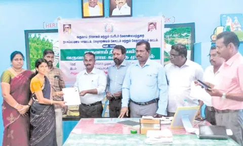 பெண்னுக்கு விதவை சான்றிதழை கோட்டாட்சியர் (பொ) மதியழகன் வழங்கினார்.