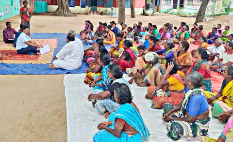 மஞ்சக்கொல்லை ஊராட்சியில் கலெக்டர் விஷ்ணுசந்திரன் பொதுமக்களை சந்தித்து குறைகளை கேட்டறிந்தார்.&nbsp;