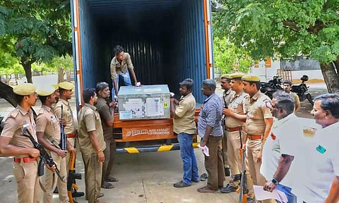 கண்டெய்னர் லாரிகள் மூலம் அனுப்பி வைக்கப்பட்ட காட்சி.