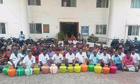 &nbsp;முற்றுகையிட்டு போராட்டம் நடத்திய காட்சி.