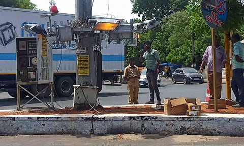 உயர்மின் கோபுர விளக்குகள் பழுதுபார்க்கப்பட்ட போது எடுத்த படம்.