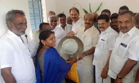 பல்லடம் அருகே புதிய ரேசன் கடையை திறந்து வைத்து பொதுமக்களுக்கு ரேசன் பொருட்களை செல்வராஜ் எம்.எல்.ஏ., வழங்கிய போது எடுத்த படம்.